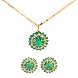 Round Pendant Set in Emerald and Diamonds in 18K Gold